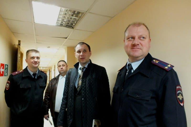 Подполковник Валерий Пономарёв — справа