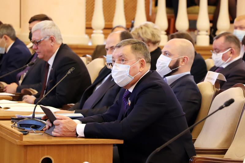 Миллиардер Владимир Зотов в областной думе. Фото: Белоблдума