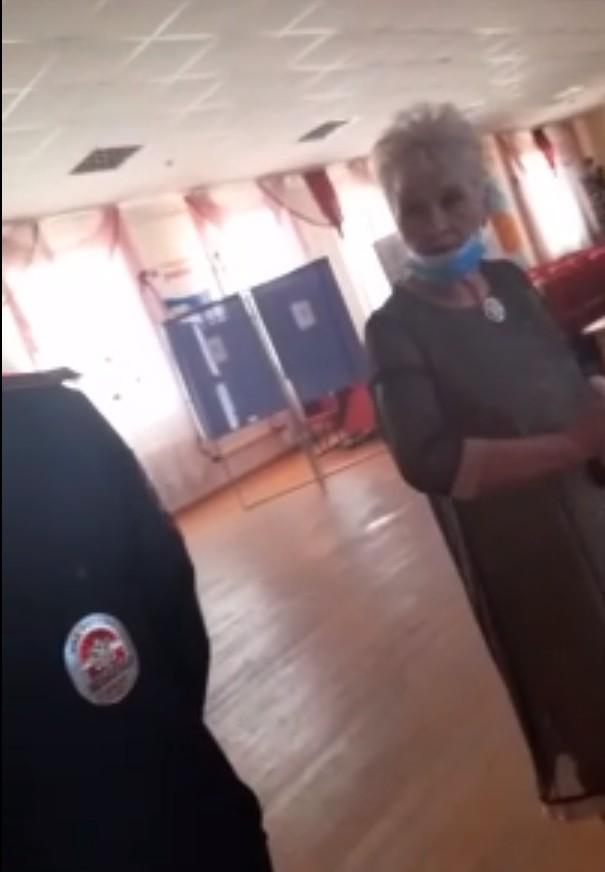 Гапошина Наталья Николаевна, директор библиотеки и человек, который напал на избирателя